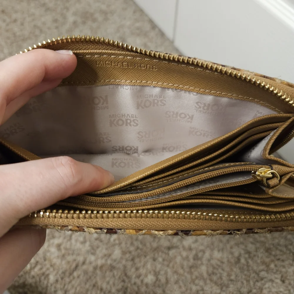 EUC Michael Kors Snakeskin Embossed Zipper Wallet